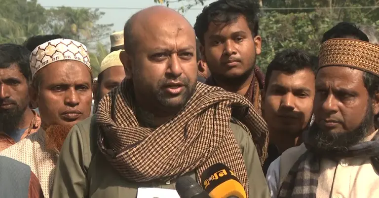 কথা বলছেন ব্যারিস্টার ফুয়াদ